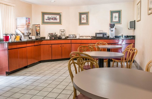 Flint Hotel | Days Inn by Wyndham Flint/Bishop International Airport