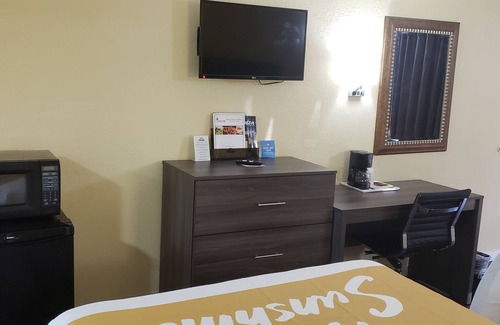 Coliseum Central Hotel | Days Inn by Wyndham Hampton Near Coliseum Convention Center