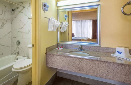 Coliseum Central Hotel | Days Inn by Wyndham Hampton Near Coliseum Convention Center