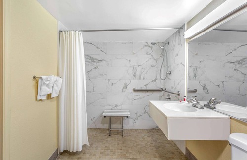 Coliseum Central Hotel | Days Inn by Wyndham Hampton Near Coliseum Convention Center