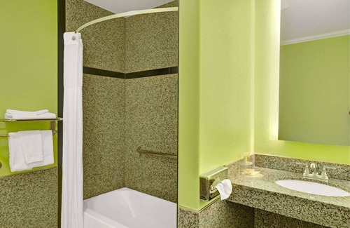 Cow Hollow Hotel | Days Inn by Wyndham San Francisco - Lombard