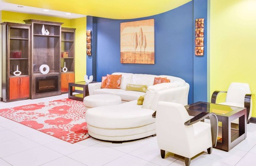 Russellville Hotel | Days Inn & Suites by Wyndham Russellville