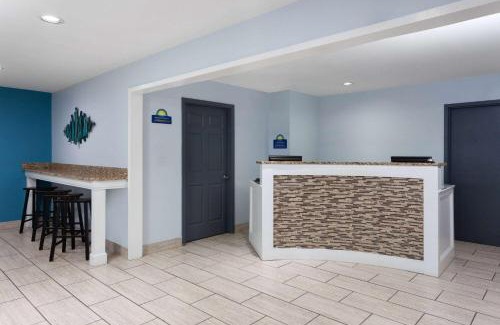Sellersburg Hotel | Days Inn & Suites by Wyndham Sellersburg