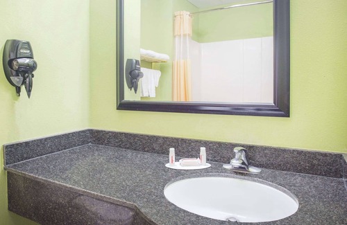 Swainsboro Hotel | Days Inn & Suites by Wyndham Swainsboro