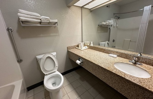 Casey Hotel | Days Inn & Suites by Wyndham Casey