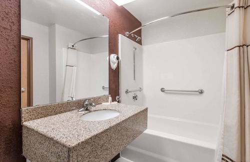 Casey Hotel | Days Inn & Suites by Wyndham Casey