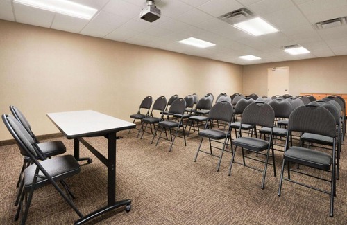 Cochrane Hotel | Days Inn & Suites by Wyndham Cochrane