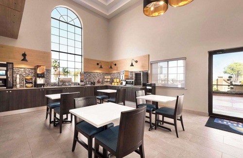 Southeast Houston Hotel | Days Inn & Suites by Wyndham Houston Hobby Airport