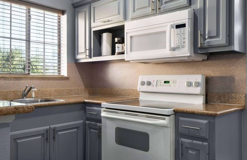 Southeast Houston Hotel | Days Inn & Suites by Wyndham Houston Hobby Airport