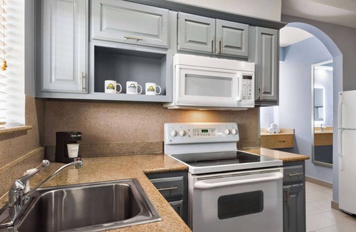 Southeast Houston Hotel | Days Inn & Suites by Wyndham Houston Hobby Airport