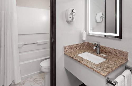 Kaukauna Hotel | Days Inn & Suites by Wyndham Kaukauna WI