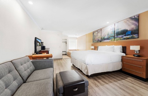 Roseville Hotel | Days Inn & Suites by Wyndham Roseville/Detroit Area