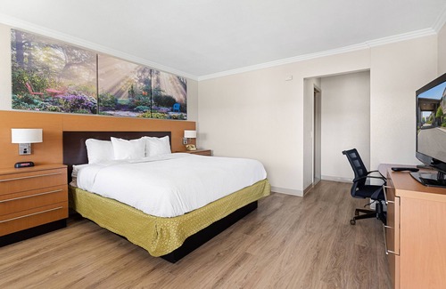 Roseville Hotel | Days Inn & Suites by Wyndham Roseville/Detroit Area