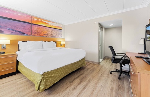 Roseville Hotel | Days Inn & Suites by Wyndham Roseville/Detroit Area