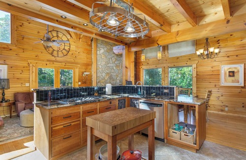 Marion Cabin | Days Like This | Pet Friendly, Charcoal Grill, Deck & Mountain Views! - 2 Bedroom, 2.5 Bathroom