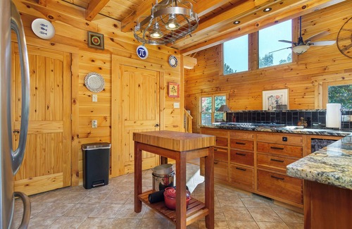 Marion Cabin | Days Like This | Pet Friendly, Charcoal Grill, Deck & Mountain Views! - 2 Bedroom, 2.5 Bathroom