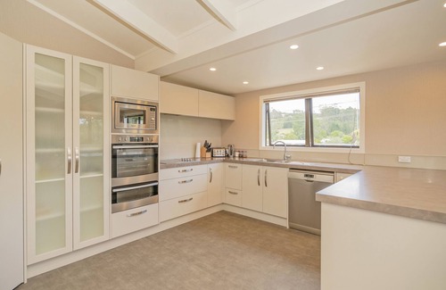 Cooks Beach House | Daze Away - Cooks Beach Holiday Home