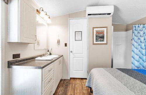 Kingston Hotel | Daze Off Suite 6 - Pet Friendly Suite by The Lodges at Fossil Creek