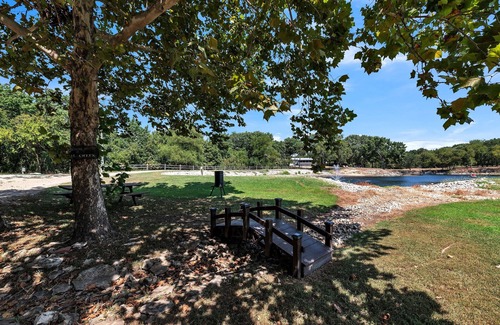 Kingston Apartment | Dazeoff Too - Pet Friendly Suite 1 Bedroom Hotel Room by The Lodges at Fossil Creek
