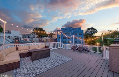 Mount Pleasant House | DC Rowhome + HUGE Roofdeck & Parking ✲ 4br - 3.5ba