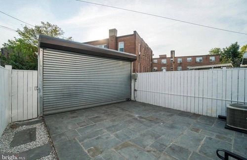 Mount Pleasant House | DC Rowhome + HUGE Roofdeck & Parking ✲ 4br - 3.5ba
