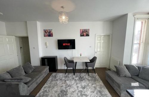 Bedford Apartment | De'Parys - Sleeps 6! Great for large group of people