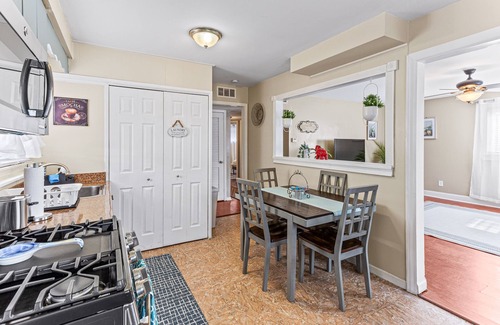 Dearborn Heights House | Dearborn Heights Luxury Stay - Close to DTW airport, Dearborn, Downtown Detroit