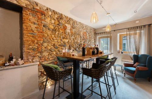 Borgomanero House | Decanter House