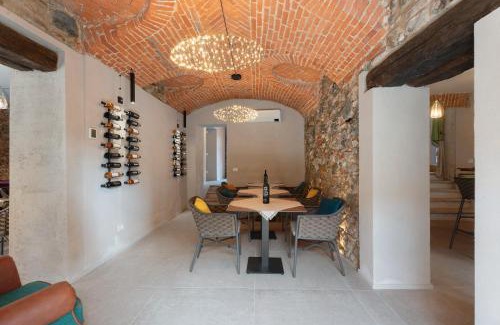 Borgomanero House | Decanter House