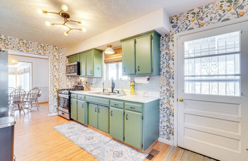 Eagle Rock House | Deck & Lake Views: Modern Eagle Rock Gem