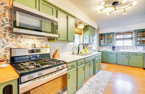 Eagle Rock House | Deck & Lake Views: Modern Eagle Rock Gem