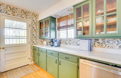 Eagle Rock House | Deck & Lake Views: Modern Eagle Rock Gem