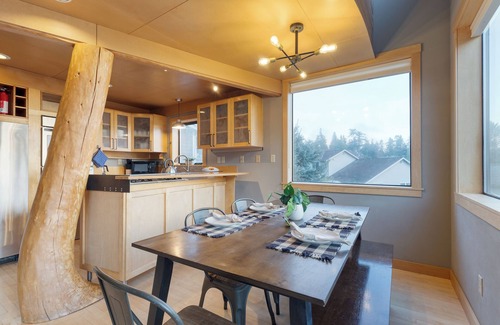 Coupeville House | Deck Views, Fire Pit, Pool, 3 Mins to Beach | Madrona Tree Retreat by AvantStay