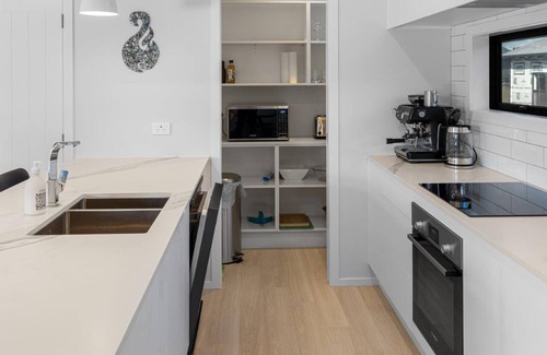 Waihi Beach House | Decked out on Leo Sum