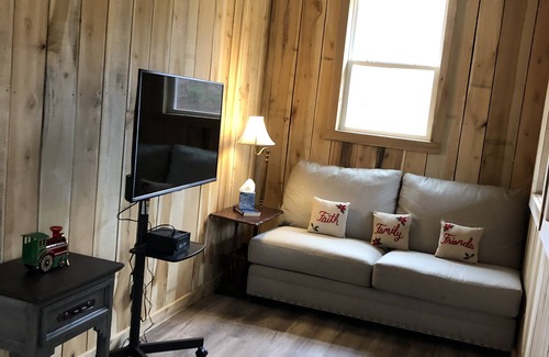 Wedowee Cabin | DeeDee's Hideaway-Secluded Getaway on the Water