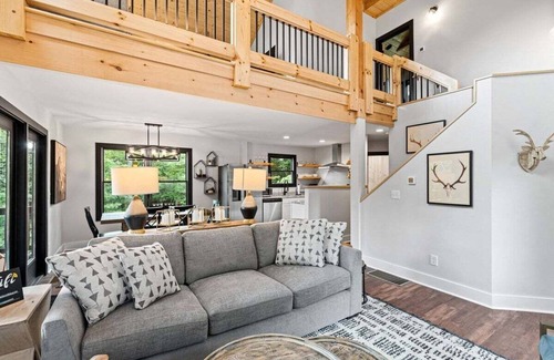 Hendersonville House | Deer Creek Cabin private new home near Hendersonville w/hot tub, fireplace, free Biltmore pass