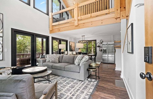 Hendersonville House | Deer Creek Cabin private new home near Hendersonville w/hot tub, fireplace, free Biltmore pass