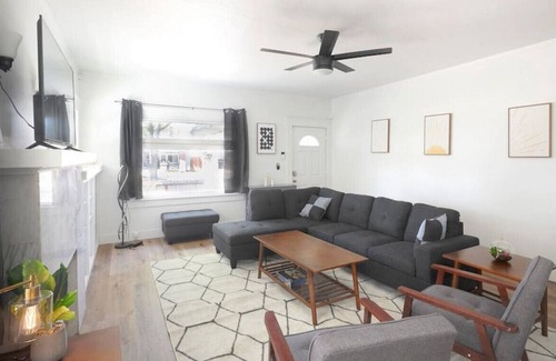 Tower District House | Del Mar 2BD 2BTH - Charming Home 2BD 2BTH I 600Mbps Walk to Tower District