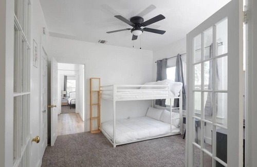 Tower District House | Del Mar 2BD 2BTH - Charming Home 2BD 2BTH I 600Mbps Walk to Tower District