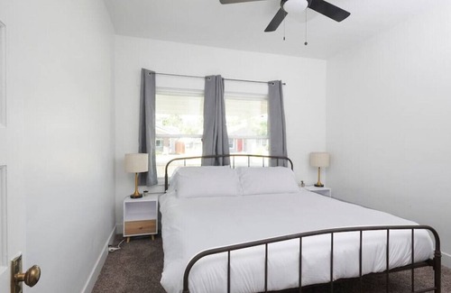 Tower District House | Del Mar 2BD 2BTH - Charming Home 2BD 2BTH I 600Mbps Walk to Tower District