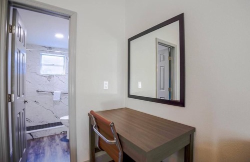 Le Barons Of Titusville Hotel | Delight In Family Room Close To Singleton Courts And Free Parking