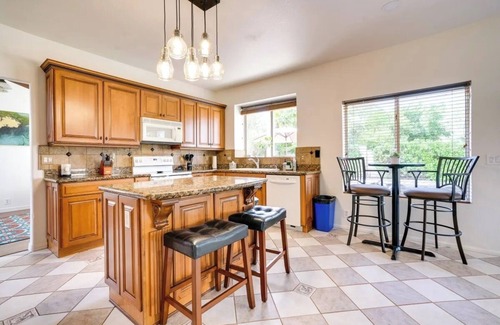 Garden Lakes House | Delightful 4-bedroom house in Avondale with WiFi, Pool, Spa.