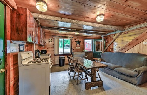 Solon Cabin | Delightful cabin with WiFi in charming Solon, 12 beds
