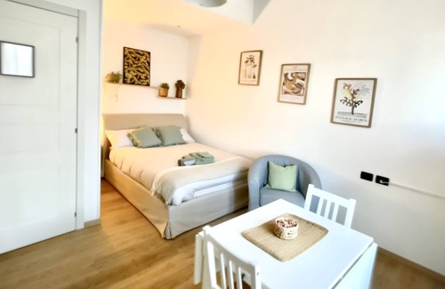 Bolognina Apartment | Delightful renovated apartment in central location(CIR 037006-CV-00541)