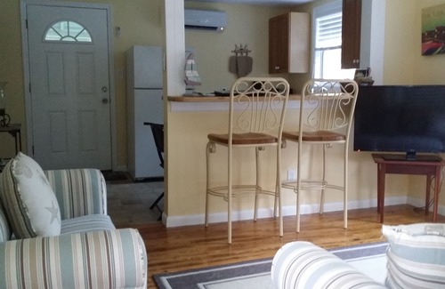 Roseland Cottage | Delightful Riverfront One Bedroom Cottage w/boat dock-End of Summer Specials!