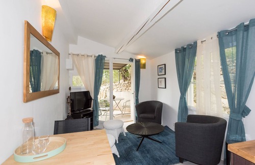 Collias Apartment | Delightful Riverside Apartment with River Views, The Upper 1