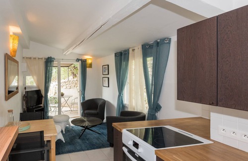Collias Apartment | Delightful Riverside Apartment with River Views, The Upper 1