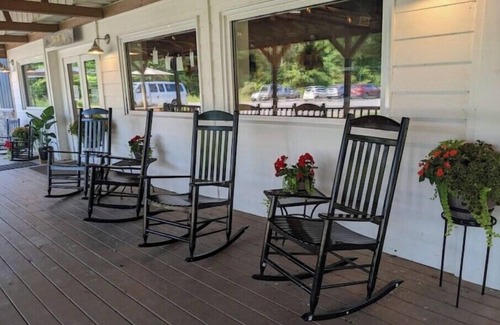 Laceys Spring Apartment | Delightful room inside Rural Tea Factory!