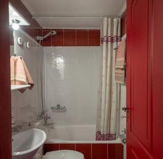 Delfoi Apartment | Delphian Colors - Red Edition