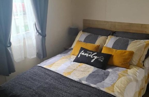 Clacton-on-Sea Resort | Delux Caravan - 29 Beach Walk